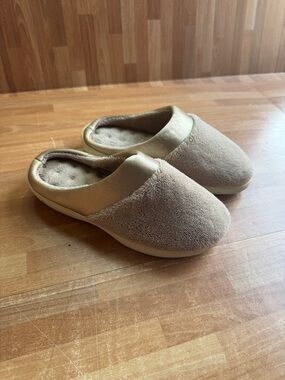 Isotoner Women's Microterry PillowStep Satin Clog Slippers, beige, size 5.5/6